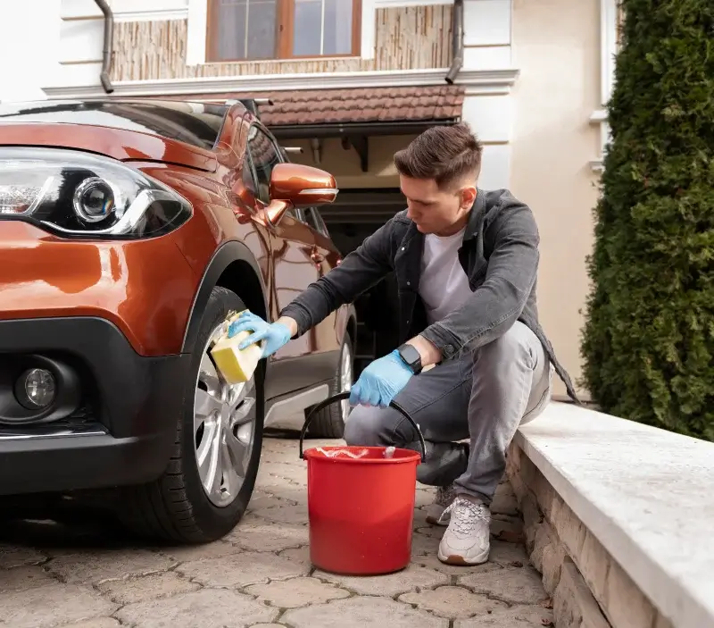 Lavage auto à domicile Peumerit : professionnel intervenant sur un véhicule